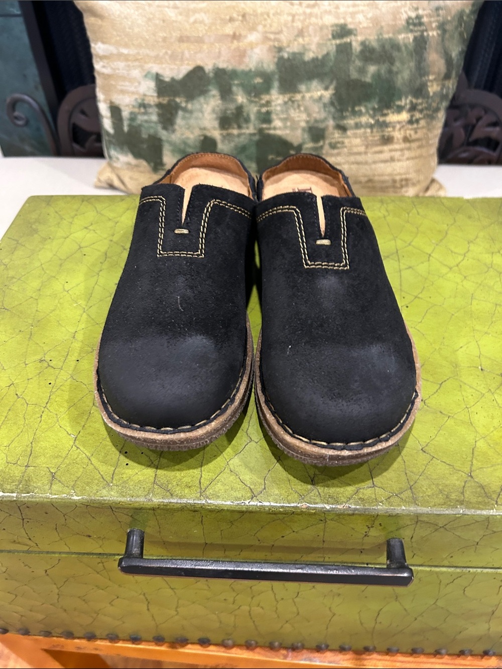 Born Seanna Black distressed 8.5 NWOT tags Suede Clogs with Contrast Stitching - Picture 1 of 4
